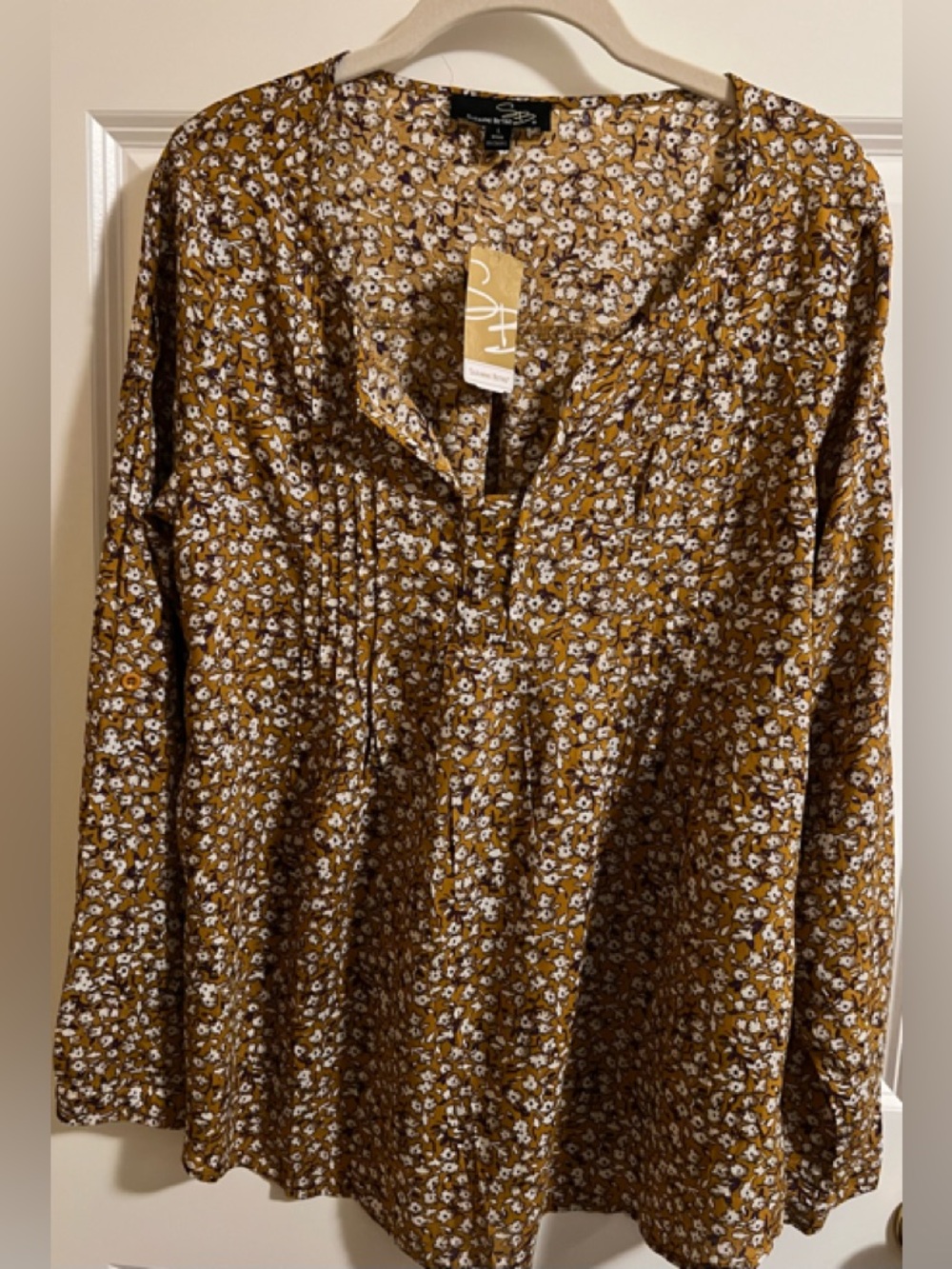 NWT Suzanne Betro ditsy floral top. Size L